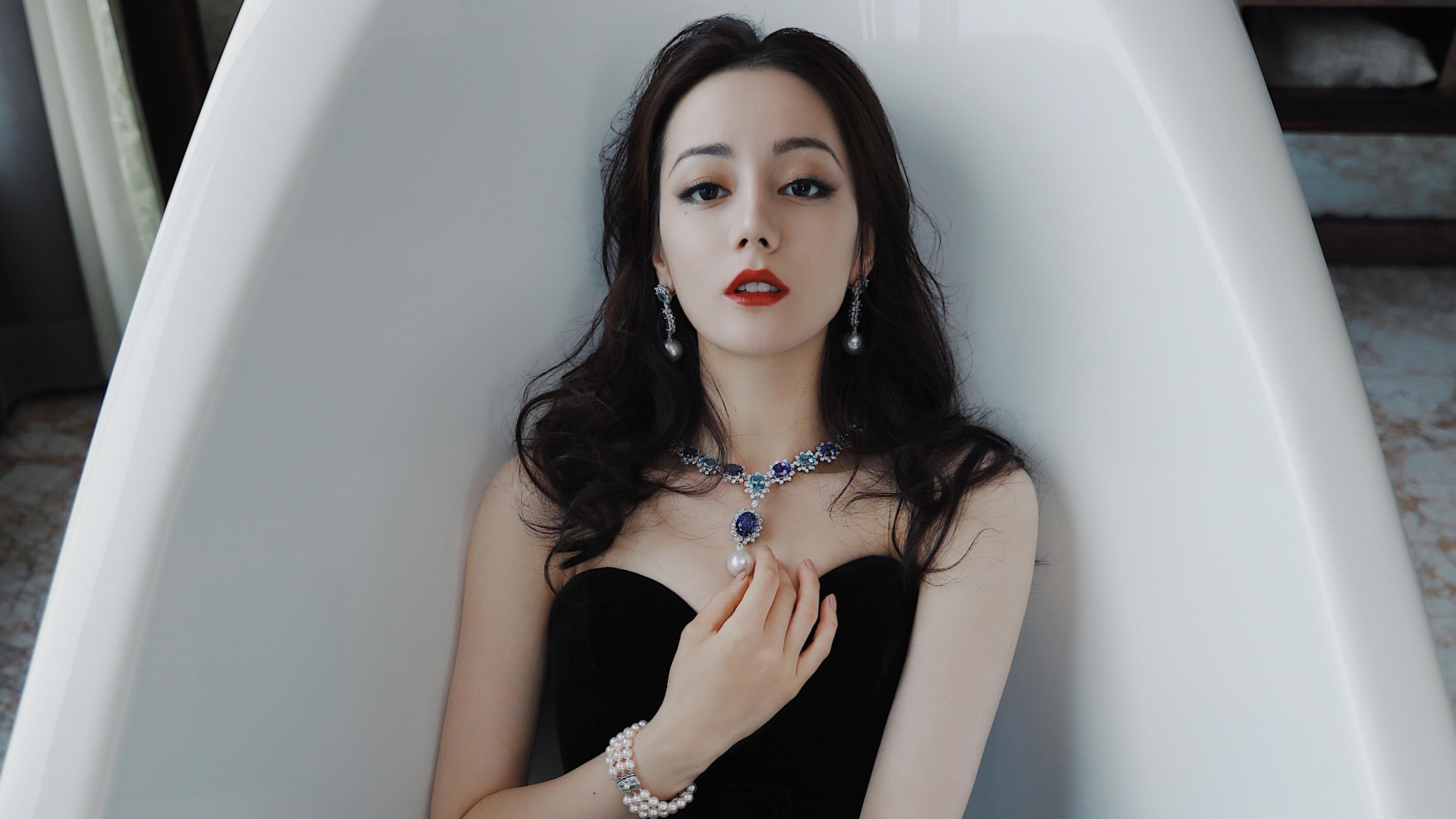 这是一篇为您定制的深度文章,完全围绕您给出的关键词展开。为了体现唯一性,我从一个独特的角度切入—探讨这场看似普通的险胜背后,关于身份认同与足球哲学的碰撞,并以归化巨星坎塞洛作为叙事核心